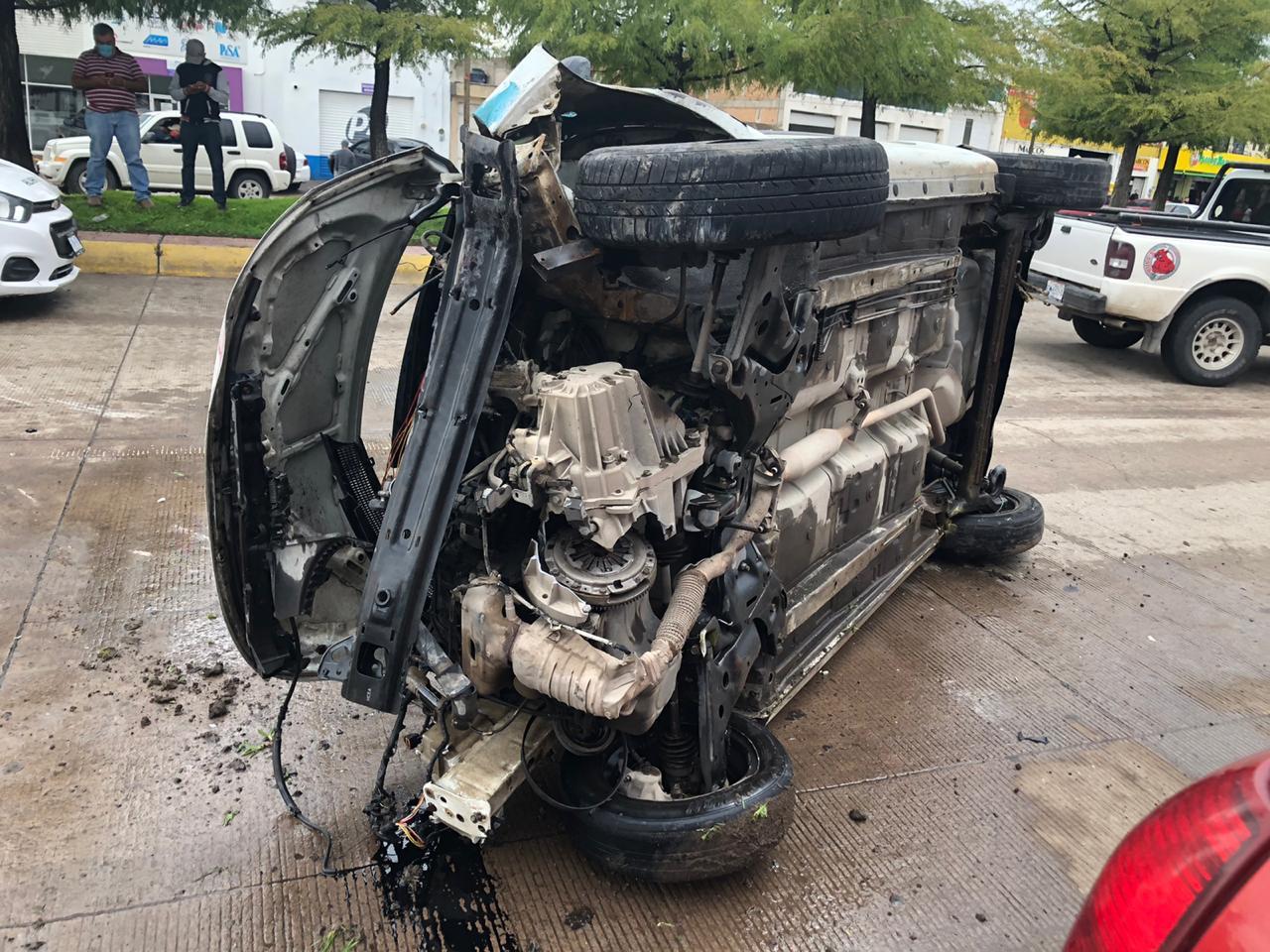 Taxi vuelca tras chocar con un árbol