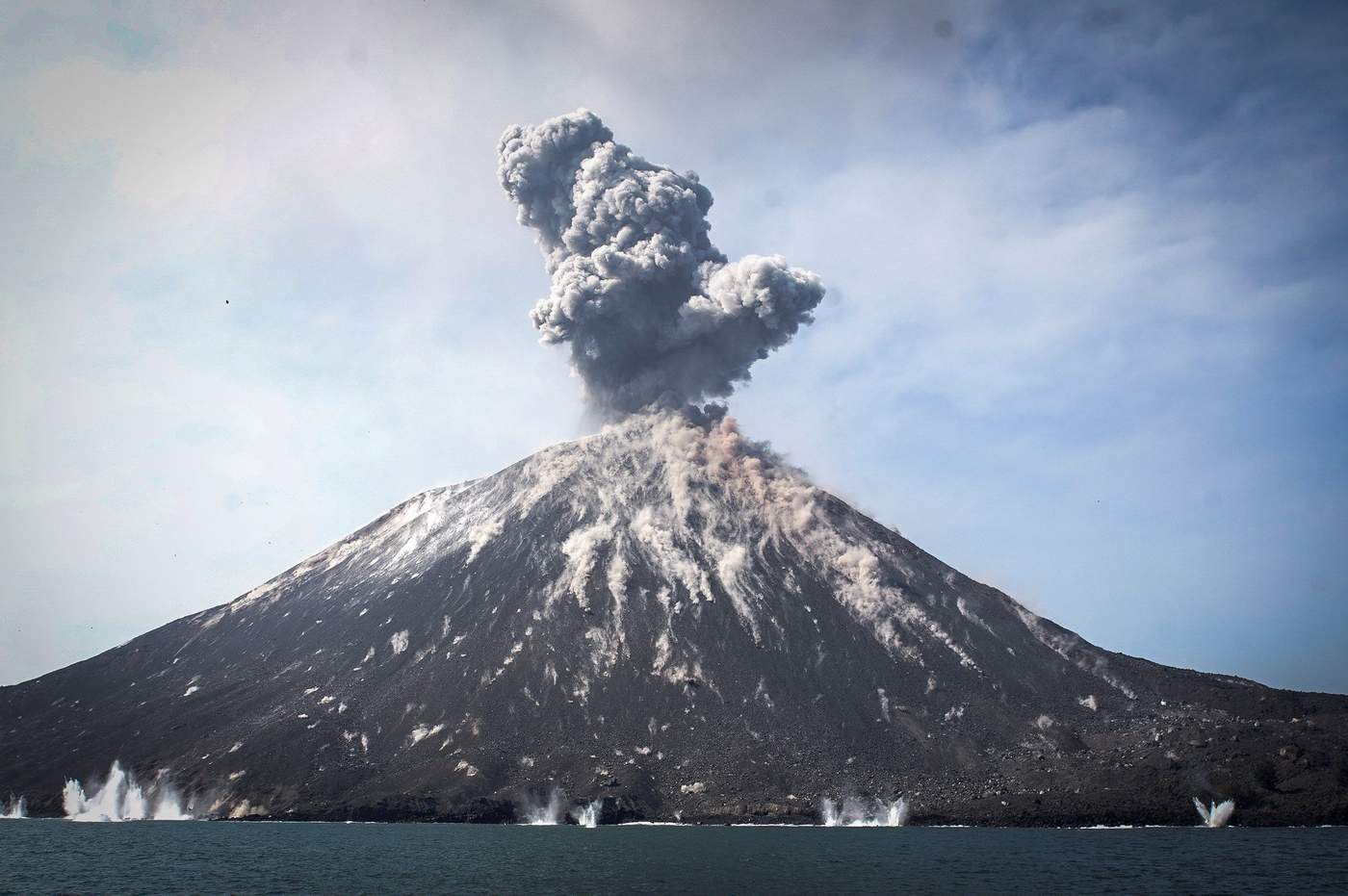 Volc n Krakatoa  registra nuevas erupciones