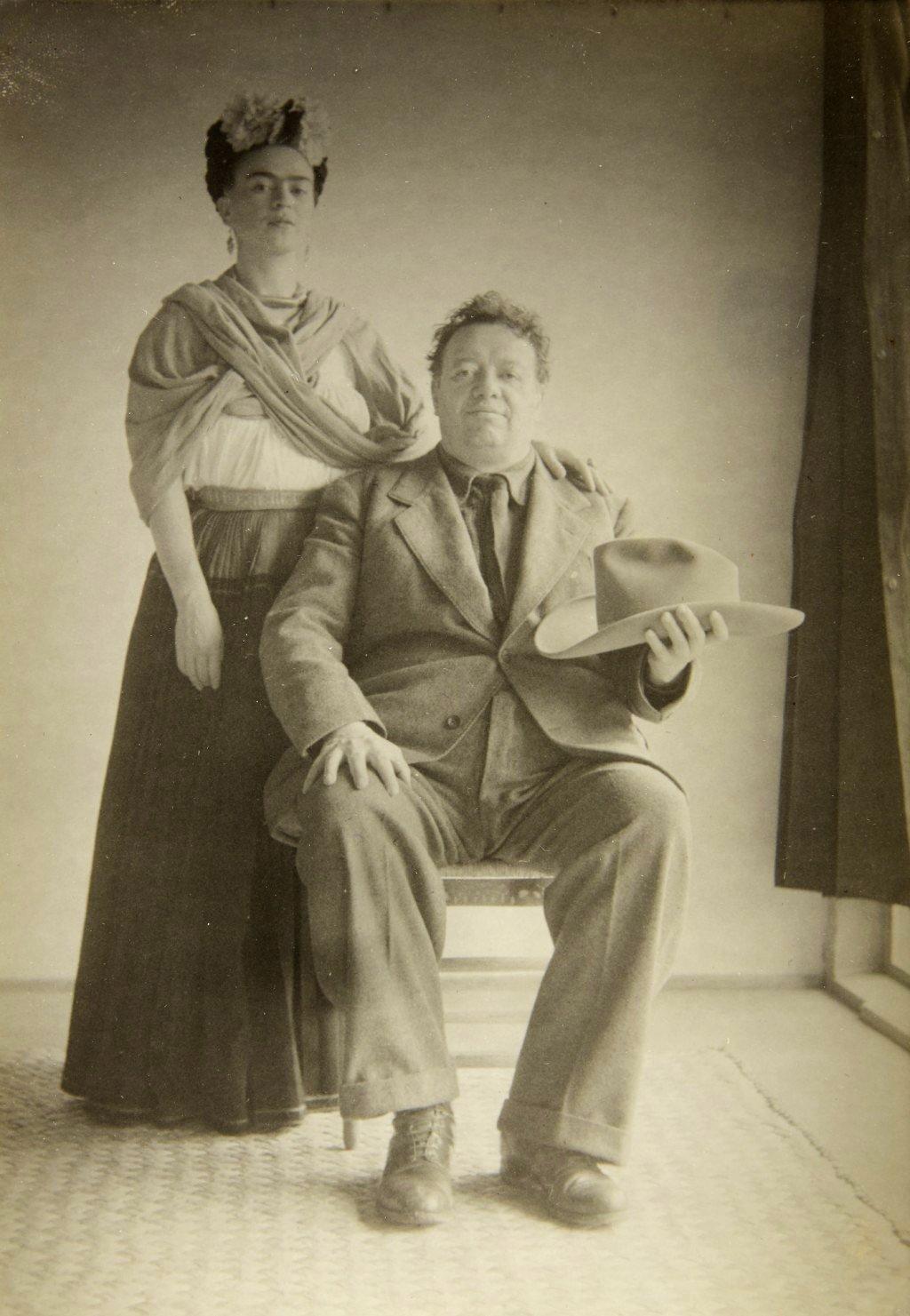 Subastan fotografías inéditas de Frida Kahlo y Diego Rivera