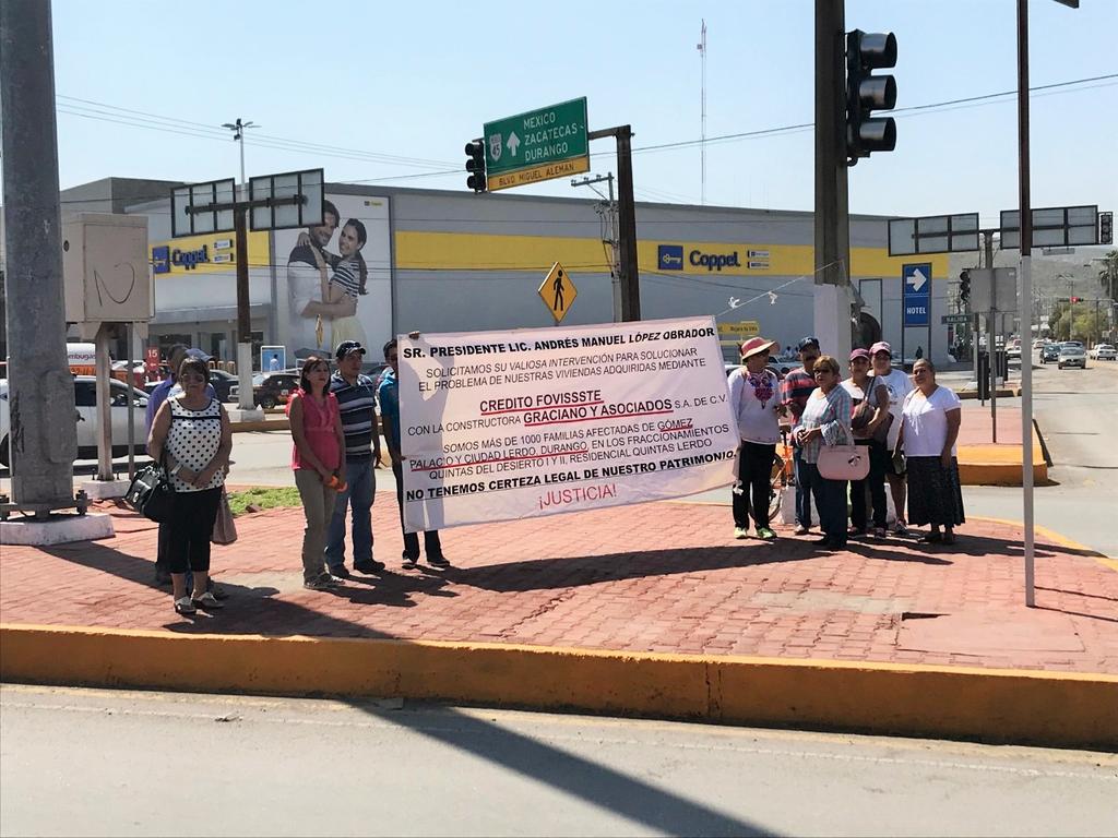 Protestan por presunto fraude de constructora en Gómez