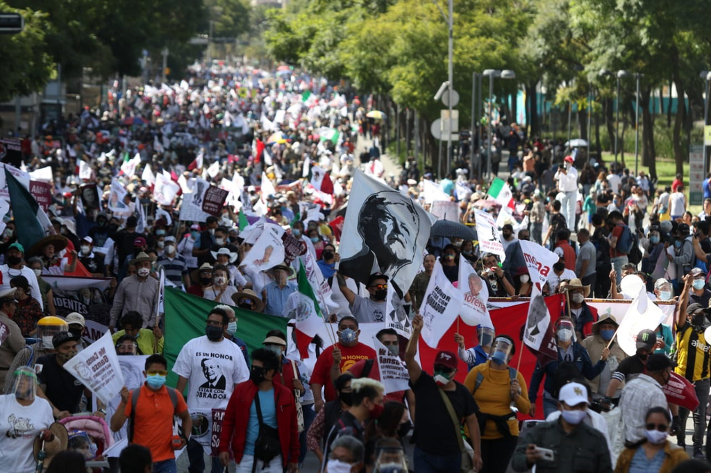 Marchan por AMLO y chocan con Frenaaa