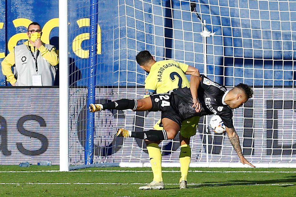 Acción del árbitro tras gol del Real Madrid al Villarreal ...