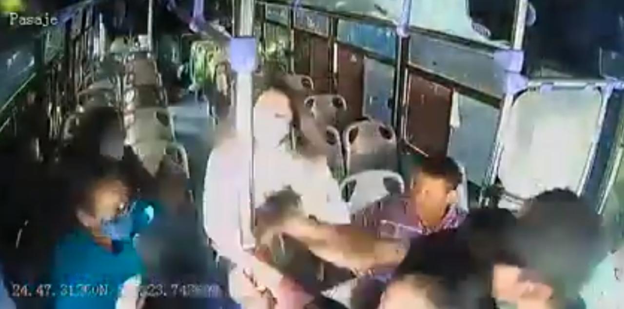 Video Hombre Apuñala A Su Esposa En Pleno Camión En Culiacán 9863