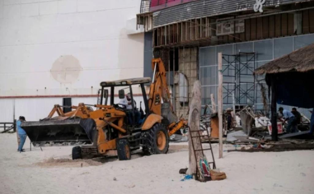 Recuperan autoridades playa invadida en zona turística de Cancún