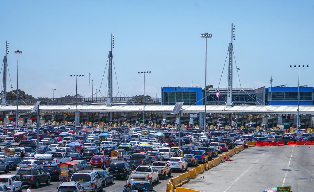 EUA extiende restricciones de viaje no esenciales en frontera con México